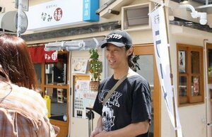 ファンに囲まれる難波章浩さん