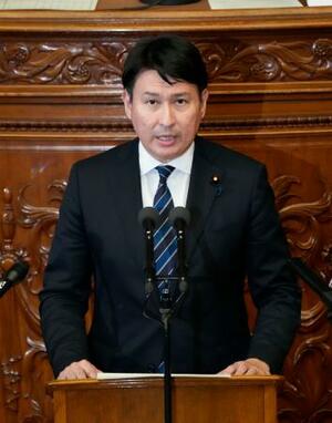 衆院本会議で代表質問する斎藤アレックス氏(日本維新の会)