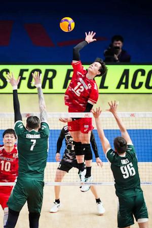 1次リーグのポーランド戦でスパイクを放つ日本の高橋藍=中国・臨沂(Volleyball World提供)