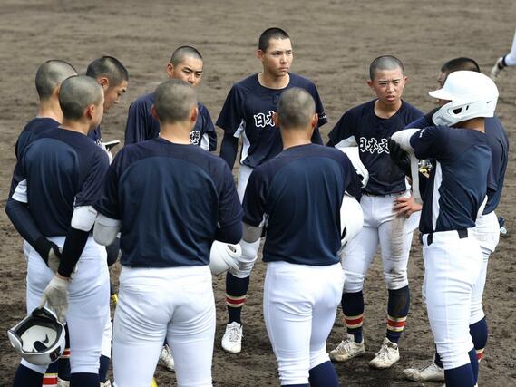 打撃練習前に言葉を交わす日本文理の選手たち=20日、兵庫県西宮市