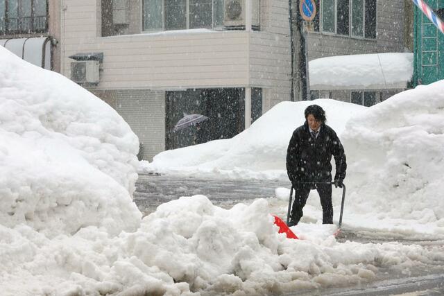 積雪が１メートルを超えた上越市（高田）＝２月１０日午後２時過ぎ、上越市西城町３