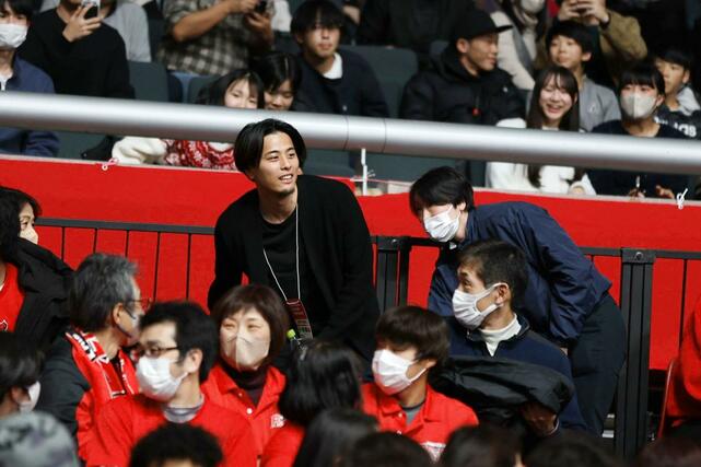 観戦に訪れたＢ１千葉Ｊの富樫勇樹（中央）