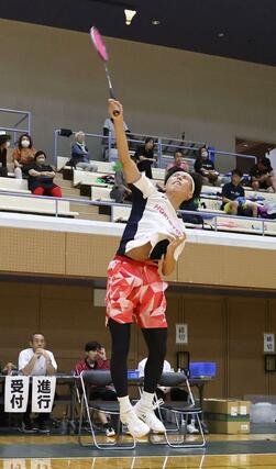 男子シングルス決勝　優勝した北越の矢田紬＝新発田市カルチャーセンター
