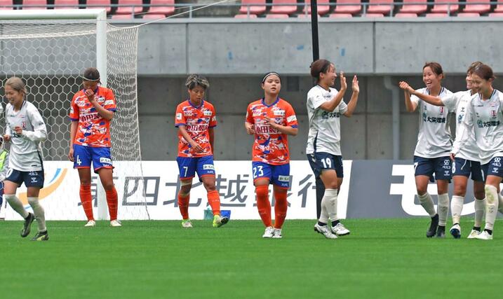 新潟L―INAC神戸 後半、3失点目を喫し肩を落とすDF横山笑愛(左から2人目)とDF園田瑞貴(同3人目)=デンカビッグスワン