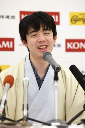 記者会見で笑顔を見せる藤井聡太棋王=3月2日、新潟市中央区の新潟グランドホテル