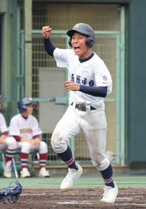 三条－柏崎工　８回三条２死二、三塁、藤家遼の２点適時打で３走大泉公祐が生還し２－１＝三条市パールスタ