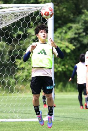 福山シティFC戦に向け、調整するFW矢村健=6月10日、聖籠町