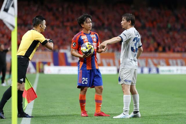 新潟－清水　前半、ファウルの判定を巡り清水の乾貴士（右）と言葉を交わすＤＦ藤原奏哉＝１３日、デンカビッグスワン