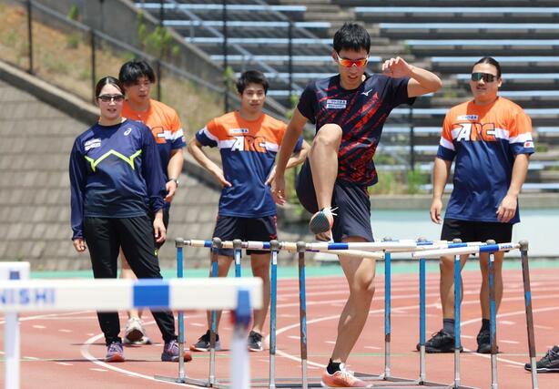 ハードル使ってアップする５選手。左から郡菜々佳、北原博企、長谷川直人、町亮汰、中川達斗＝新潟市陸上競技場