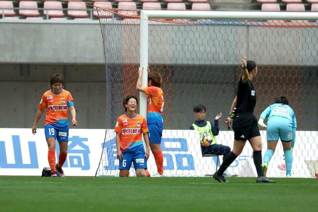 新潟Ｌ－日テレ東京Ｖ　前半、０－２とされ悔しがる新潟Ｌの選手たち＝ビッグスワン