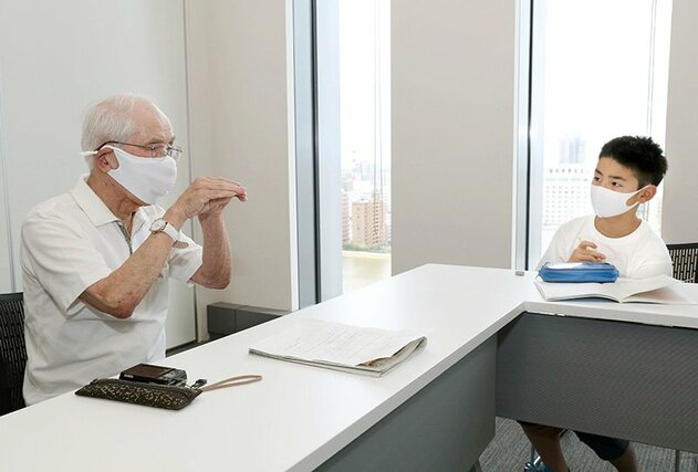 北山信大さん（左）の話に耳を傾ける岡優日さん