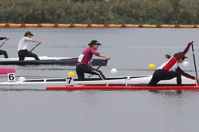 カヌー成年女子スプリント・カナディアンシングル決勝 力強くパドルをこぐ沖野星(東女体大・6号艇)=滋賀県東近江市