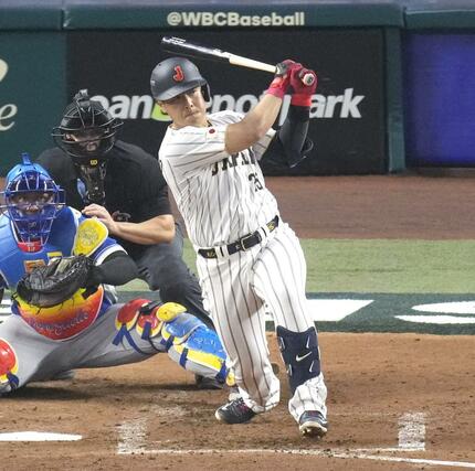 ３回日本２死、岡本が左翼に二塁打を放つ＝マイアミ（共同）