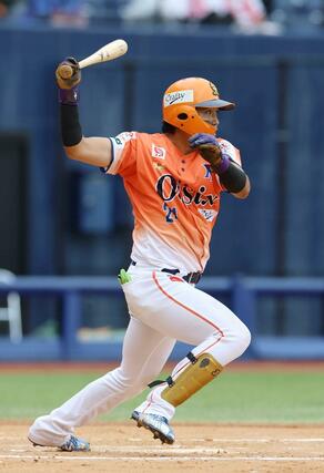 新潟－広島　新潟三回１死二、三塁、知念の適時二塁打で２－０と先制＝エコスタ