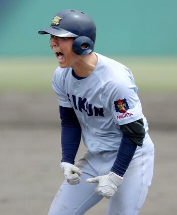９回新潟明訓　１死一、三塁　勝ち越しの適時打を放ち、一塁上で雄たけびを上げる９番古賀翼＝柏崎市佐藤池球場