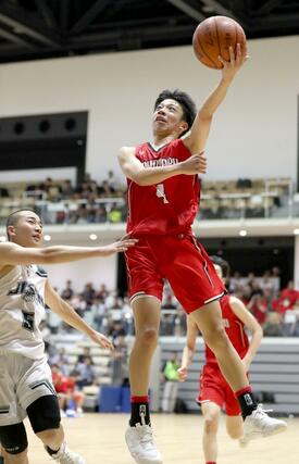 男子決勝トーナメント１回戦　実践学園－本丸　第４クオーター、シュートを放つ本丸の相馬遼大＝アオーレ長岡