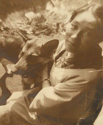 お別れの前、ベロを抱きしめて涙ぐむ高野さんの母(高野荘平さん提供)