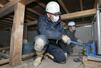男性の家を工事する作業員=新潟市西区