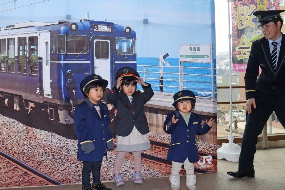 北陸新幹線の上越妙高駅＆えちごトキめき鉄道開業10年！記念駅弁、駅長