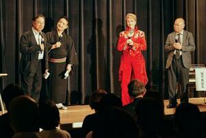 　「新・真田フォーラム」に登壇した名古屋市立大の千田嘉博教授（左端）ら＝２７日午後、和歌山県九度山町