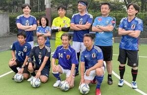 オランダなど3カ国の在日大使館関係者らとのフットサル大会に臨む超党派議連のメンバーら=8日午後、東京都内