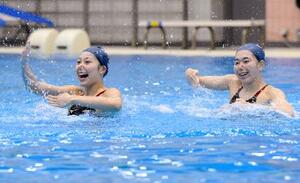 公開練習で演技するAS日本代表の比嘉もえ(左)、佐藤友花組=東京都内
