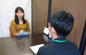 　「ワーク・ダイバーシティ」事業のスタッフ（左）と話す岐阜市の男性＝４月、岐阜市