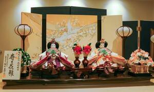 　鈴木人形のおひなさま同士のひな人形＝１月、さいたま市