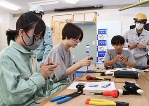 職人からアドバイスを受けながら実習に取り組む高校生ら=上越市本城町