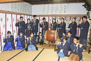 おはやしの練習をする須門神社太々御神楽講のメンバー＝魚沼市田中