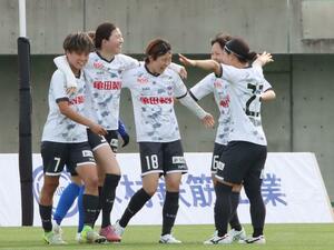 ちふれ埼玉－新潟Ｌ　後半３９分、途中出場のＦＷ江﨑杏那（中央、１８番）がゴールを決め、チームメートと喜ぶ＝熊谷スポーツ文化公園陸上競技場（新潟Ｌ提供）