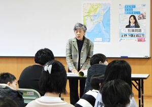 川崎小の６年生を前に講演する中村クニさん＝長岡市干場１