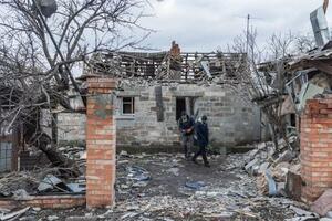 10日、ロシアの攻撃で破壊された住宅を調べる住民ら=ウクライナ・ドネツク州(ゲッティ=共同)