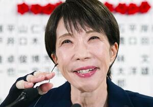 メディアのインタビューに笑顔で答える自民党総裁の高市首相＝８日午後１０時５０分、東京・永田町の党本部