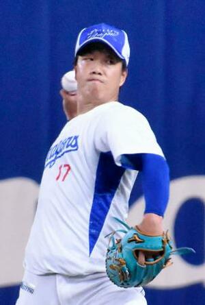 キャッチボールで調整する中日・柳=バンテリンドーム