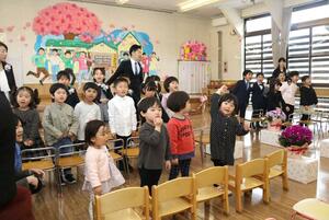 園児が歌を披露した上関保育園の閉園式=3月28日、南魚沼市関