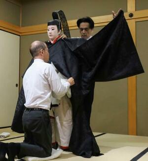 　人形に「衣紋」の技術で装束を着付ける宮内庁京都事務所の職員＝１０月、京都市上京区