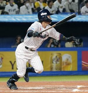 　６回ヤクルト１死、武岡が中越えに本塁打を放つ＝神宮