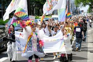 　性的少数者の権利と尊厳を守ることを求め、名古屋市中心部をパレードする人たち＝１６日午後