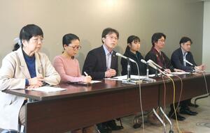 会見で要望書の趣旨などを説明する市民団体のメンバーら=3月13日、県庁