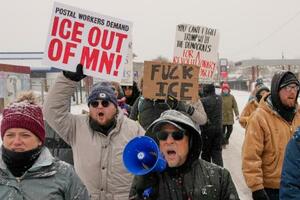 　１８日、米ミネアポリスで行われた移民・税関捜査局（ＩＣＥ）に抗議するデモ（ＡＰ＝共同）