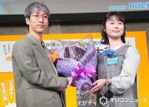 『2026年本屋大賞』で大賞を受賞した朝井リョウ氏（左）と『2025年本屋大賞』で大賞を受賞した阿部暁子氏（右）