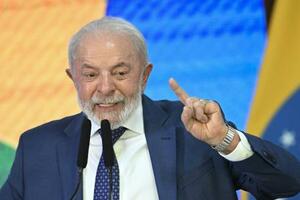 13日、演説するブラジルのルラ大統領=ブラジリア(アナトリア通信提供・ゲッティ=共同)
