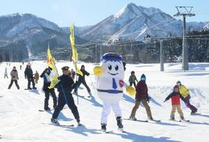 「１１０番の日」に広報活動をする南魚沼署員と県警マスコット「ひかりちゃん」＝南魚沼市舞子