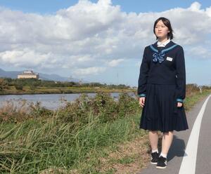 曽我ひとみさん母娘の拉致現場周辺を歩く髙野碧さん=佐渡市