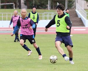 さまざまな世代がチームを組んで試合を楽しんだ柏崎サッカーフェスティバル=10月20日、柏崎市学校町
