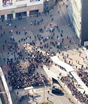 衆院選が公示され、街頭演説に集まった人たち=27日午前10時6分、東京都内(共同通信社ヘリから)