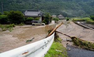 木や土砂が流れ込んだ鹿児島県霧島市の住宅地=9日午前