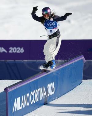 　女子スロープスタイル予選　滑走する村瀬心椛＝リビーニョ（共同）