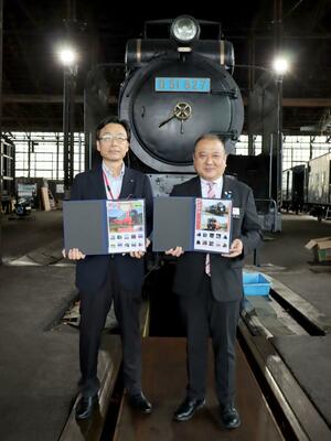 完成したフレーム切手をえちごトキめき鉄道に手渡した贈呈式=上越市東町
